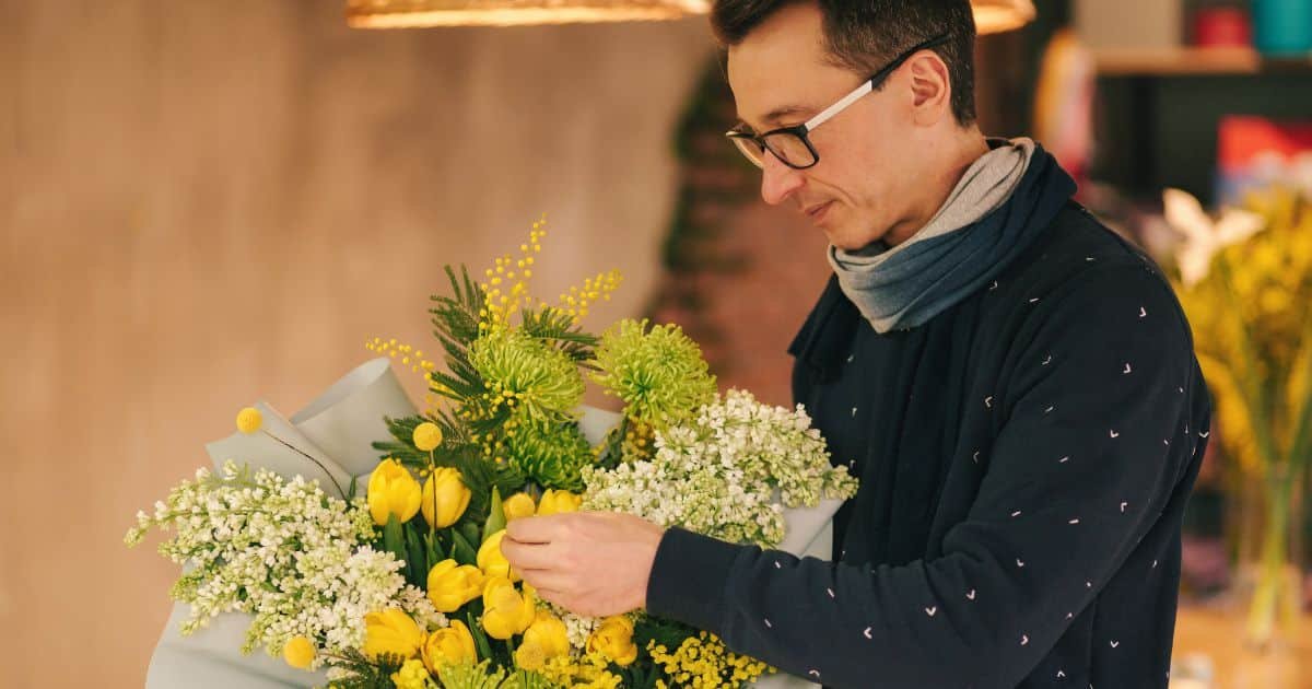 Should I Bring Flowers on a First Date? Best Flowers for a Woman