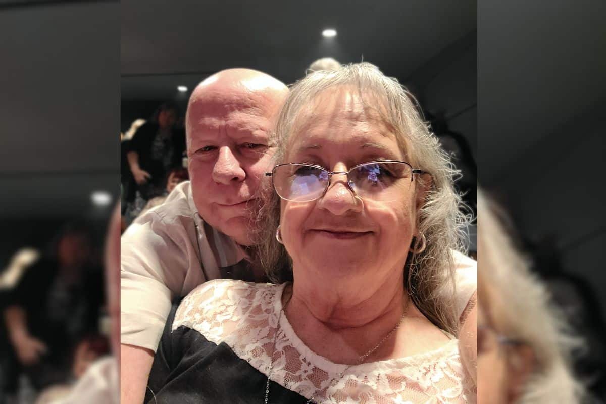 Real TMC Couple James and Amanda leaning in close to pose for a quick selfie.
